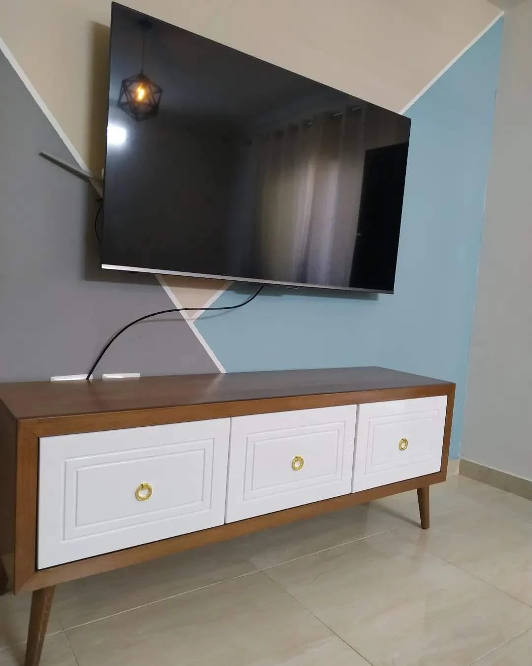 طاولة تلفزيون